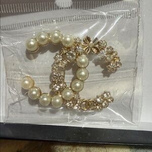 1x Chic Gold and Pearl Floral Brooch